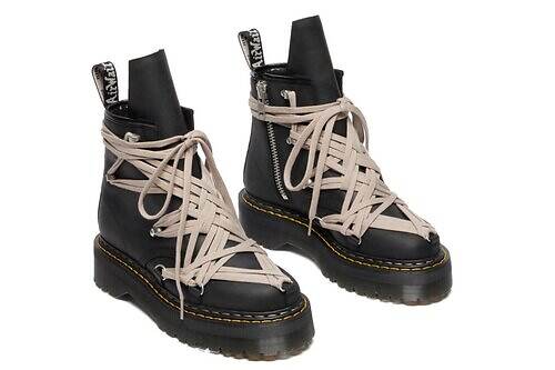 ドクターマーチン×リック・オウエンス、“五芒星”シューレースの厚底レザーブーツ