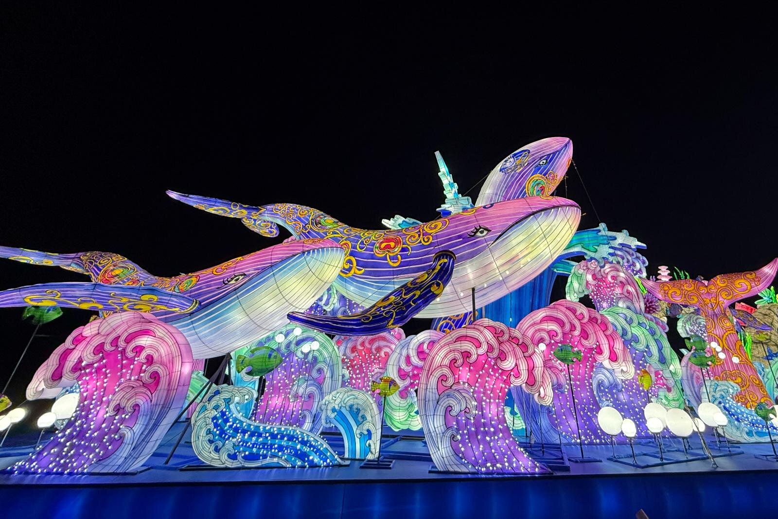 東京ドイツ村の25年冬イルミネーション、名画のカラフル地上絵＆観覧車から臨む“サンゴ礁の楽園”