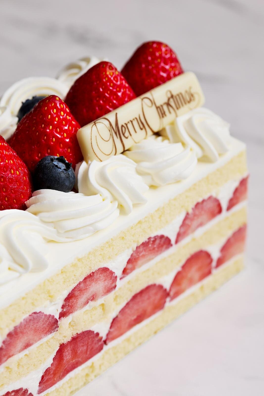 京王プラザホテルの25年クリスマスケーキ、薔薇のリース型や‟白ふくろうが乗る”ブッシュ・ド・ノエル｜写真23