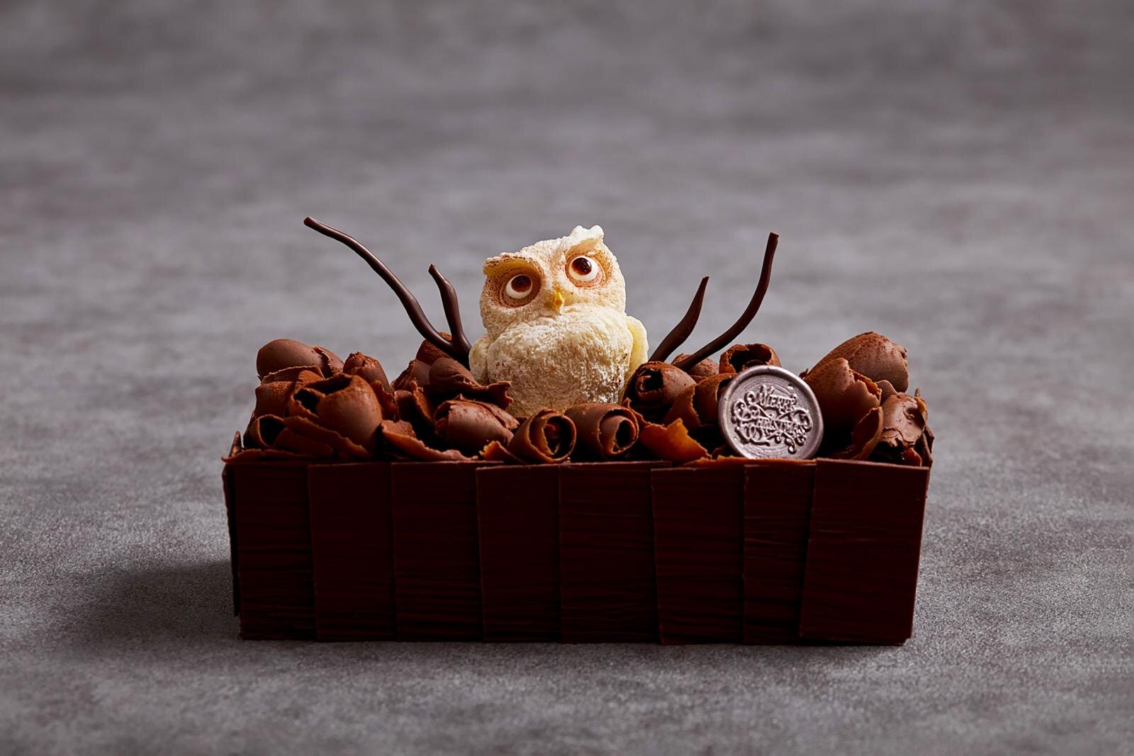 京王プラザホテルの25年クリスマスケーキ、薔薇のリース型や‟白ふくろうが乗る”ブッシュ・ド・ノエル｜写真11