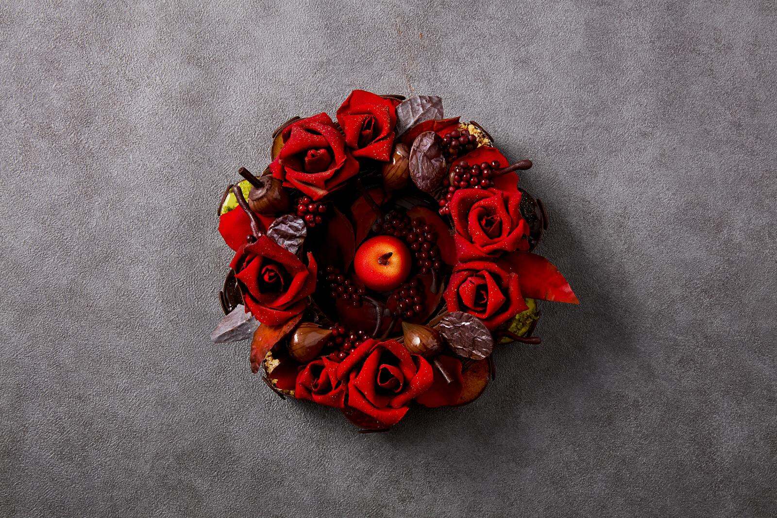 京王プラザホテルの25年クリスマスケーキ、薔薇のリース型や‟白ふくろうが乗る”ブッシュ・ド・ノエル｜写真1