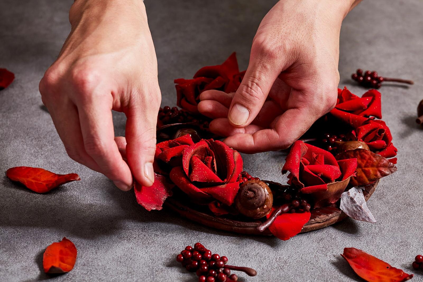 京王プラザホテルの25年クリスマスケーキ、薔薇のリース型や‟白ふくろうが乗る”ブッシュ・ド・ノエル｜写真5