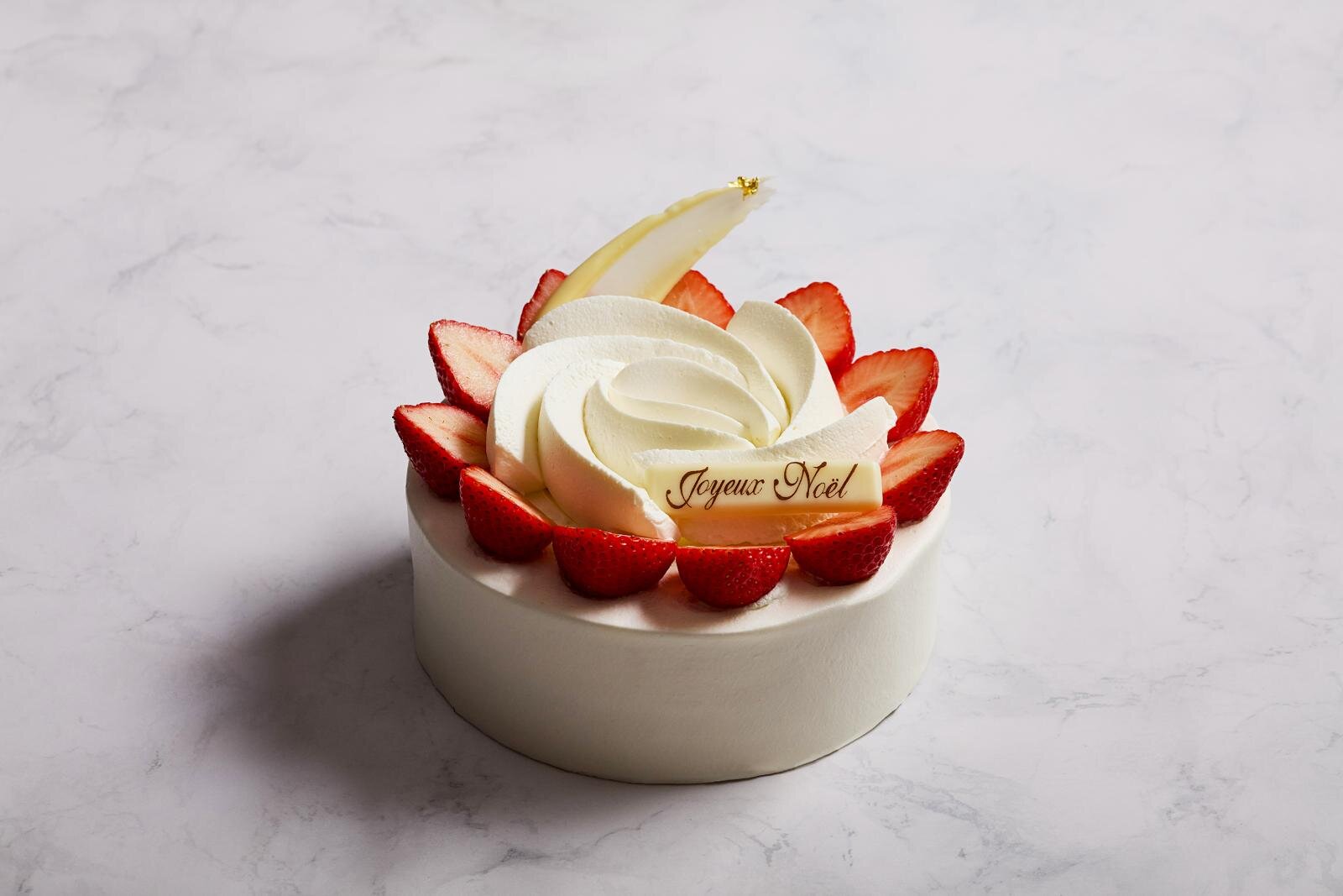 京王プラザホテルの25年クリスマスケーキ、薔薇のリース型や‟白ふくろうが乗る”ブッシュ・ド・ノエル｜写真24