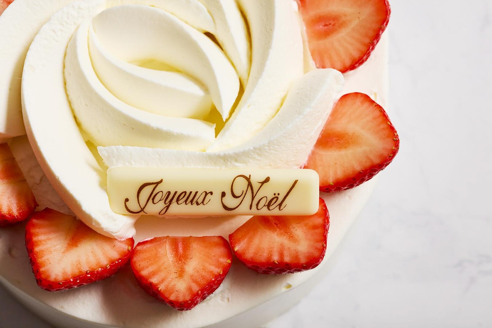 京王プラザホテルの25年クリスマスケーキ、薔薇のリース型や‟白ふくろうが乗る”ブッシュ・ド・ノエル｜写真26