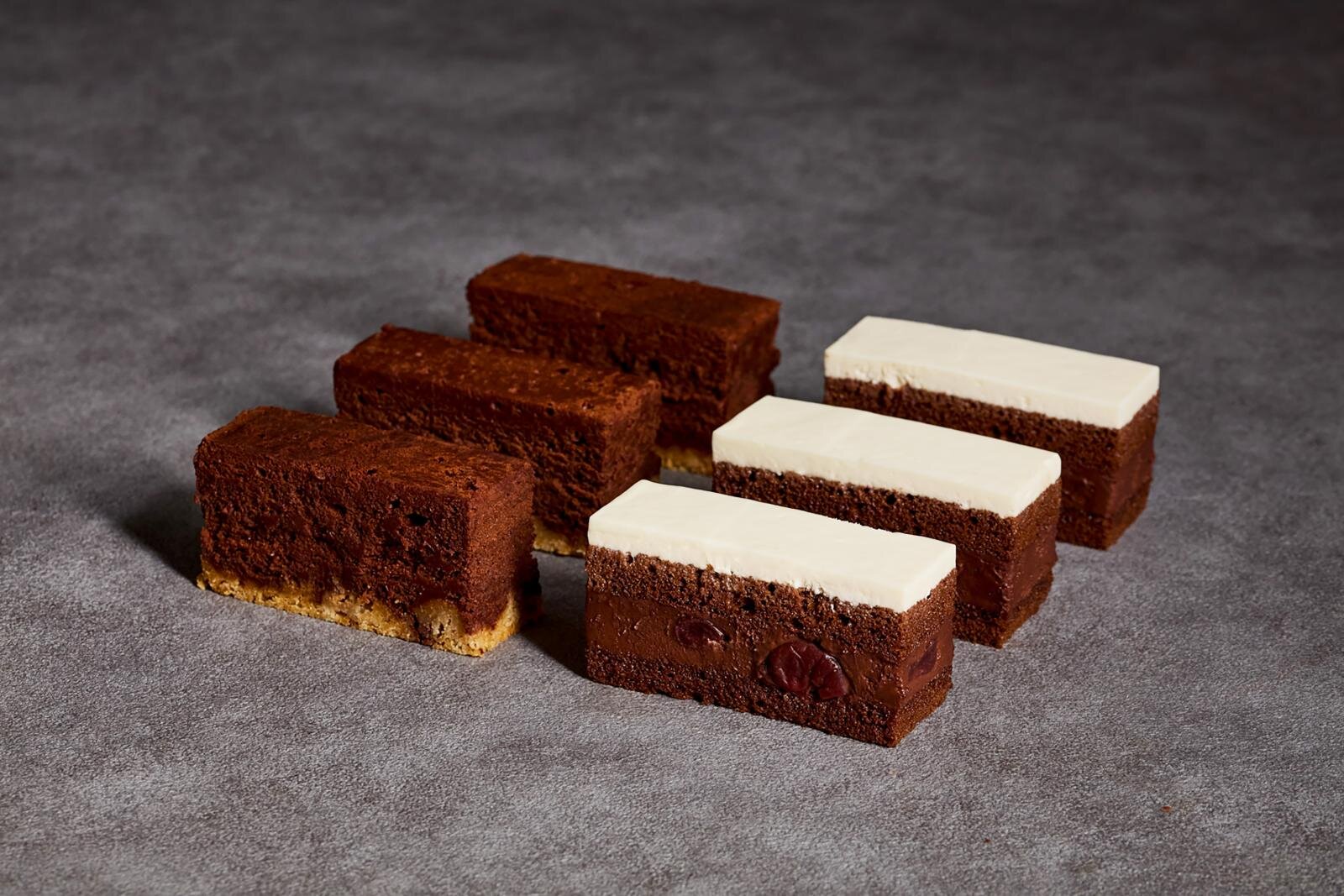 京王プラザホテルの25年クリスマスケーキ、薔薇のリース型や‟白ふくろうが乗る”ブッシュ・ド・ノエル｜写真10