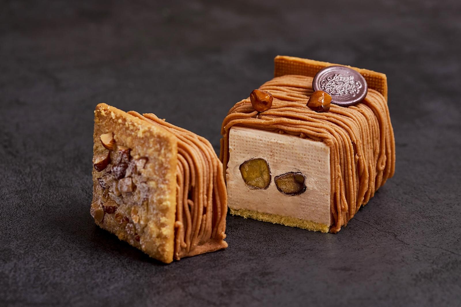 京王プラザホテルの25年クリスマスケーキ、薔薇のリース型や‟白ふくろうが乗る”ブッシュ・ド・ノエル｜写真16