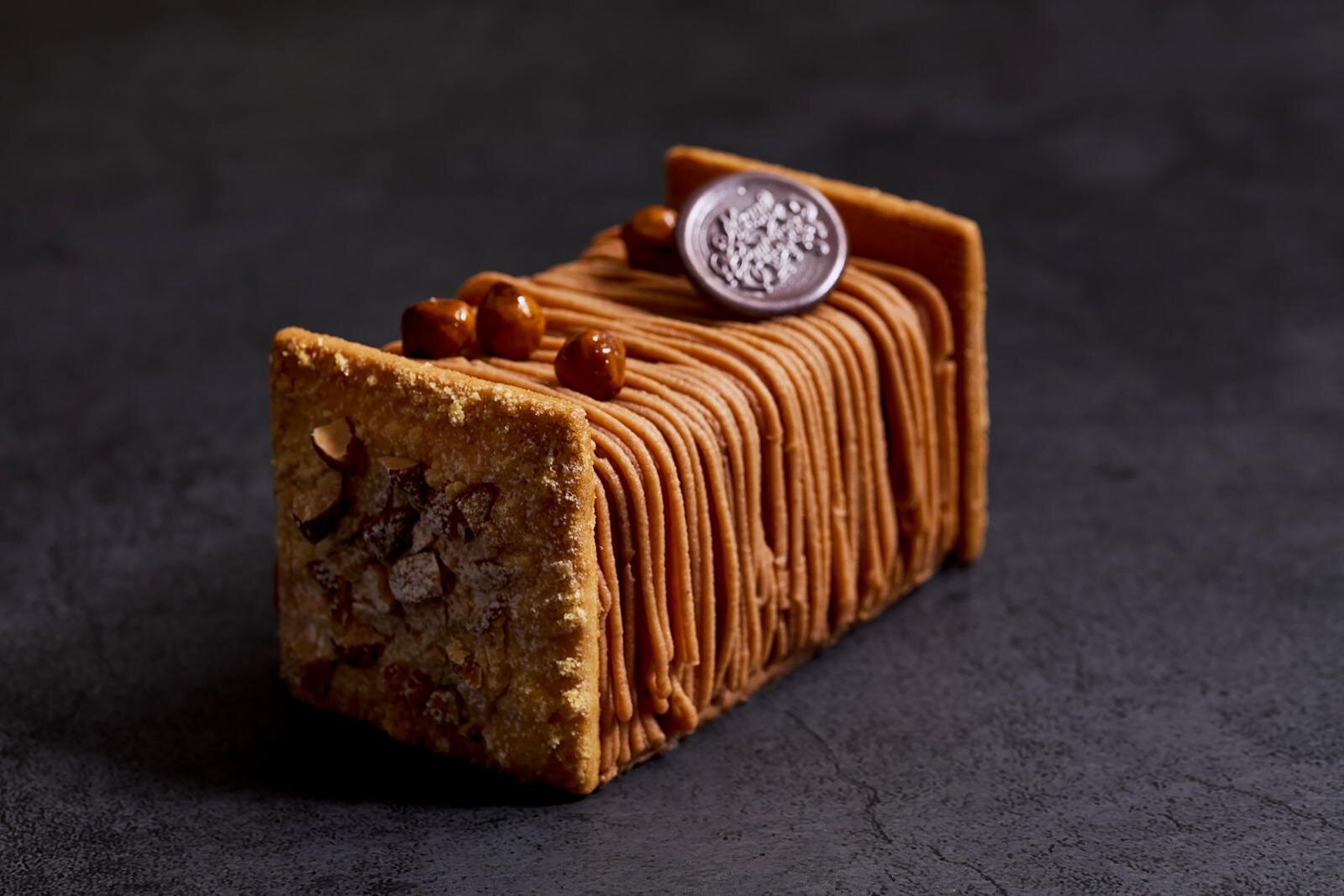 京王プラザホテルの25年クリスマスケーキ、薔薇のリース型や‟白ふくろうが乗る”ブッシュ・ド・ノエル｜写真15