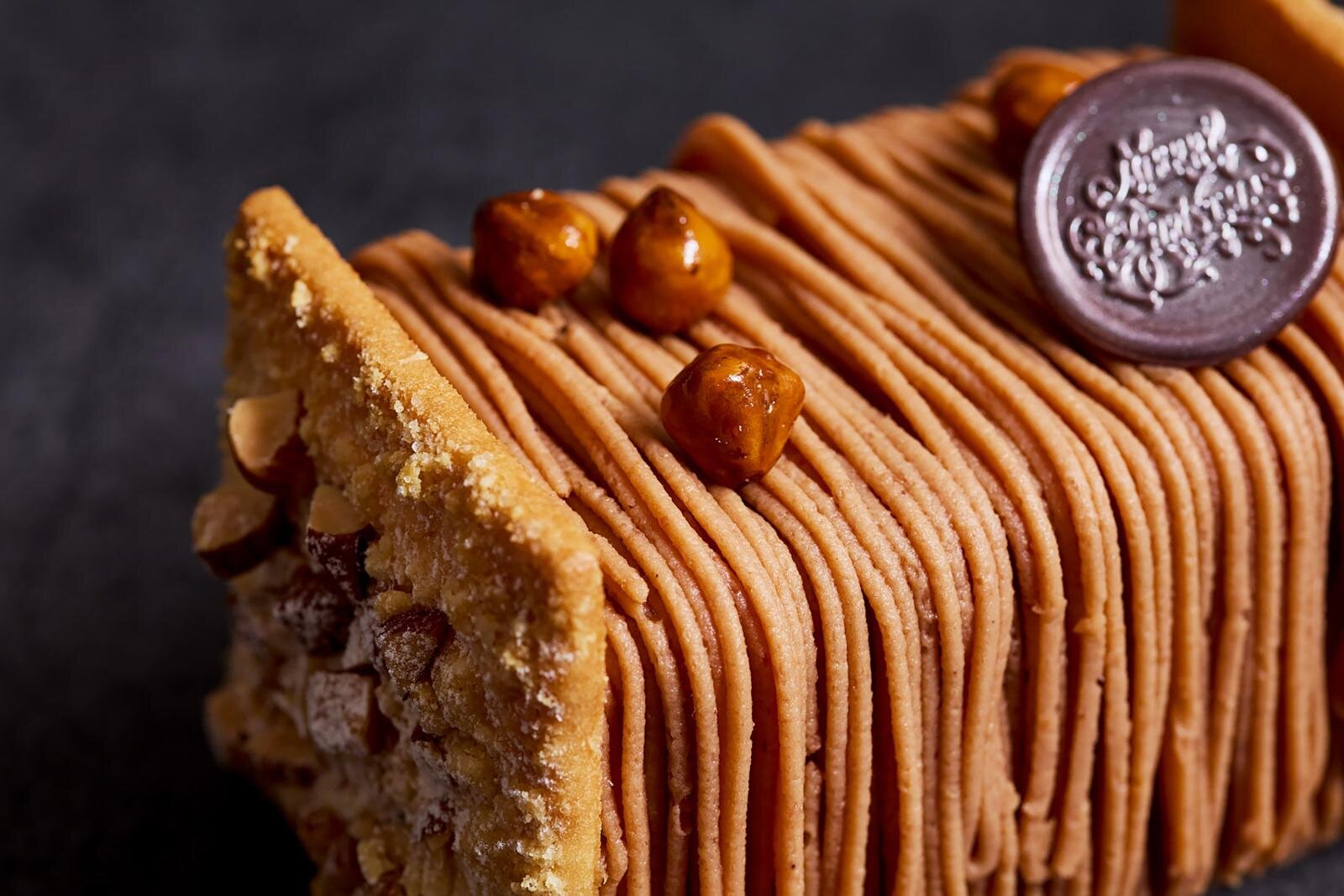京王プラザホテルの25年クリスマスケーキ、薔薇のリース型や‟白ふくろうが乗る”ブッシュ・ド・ノエル｜写真17