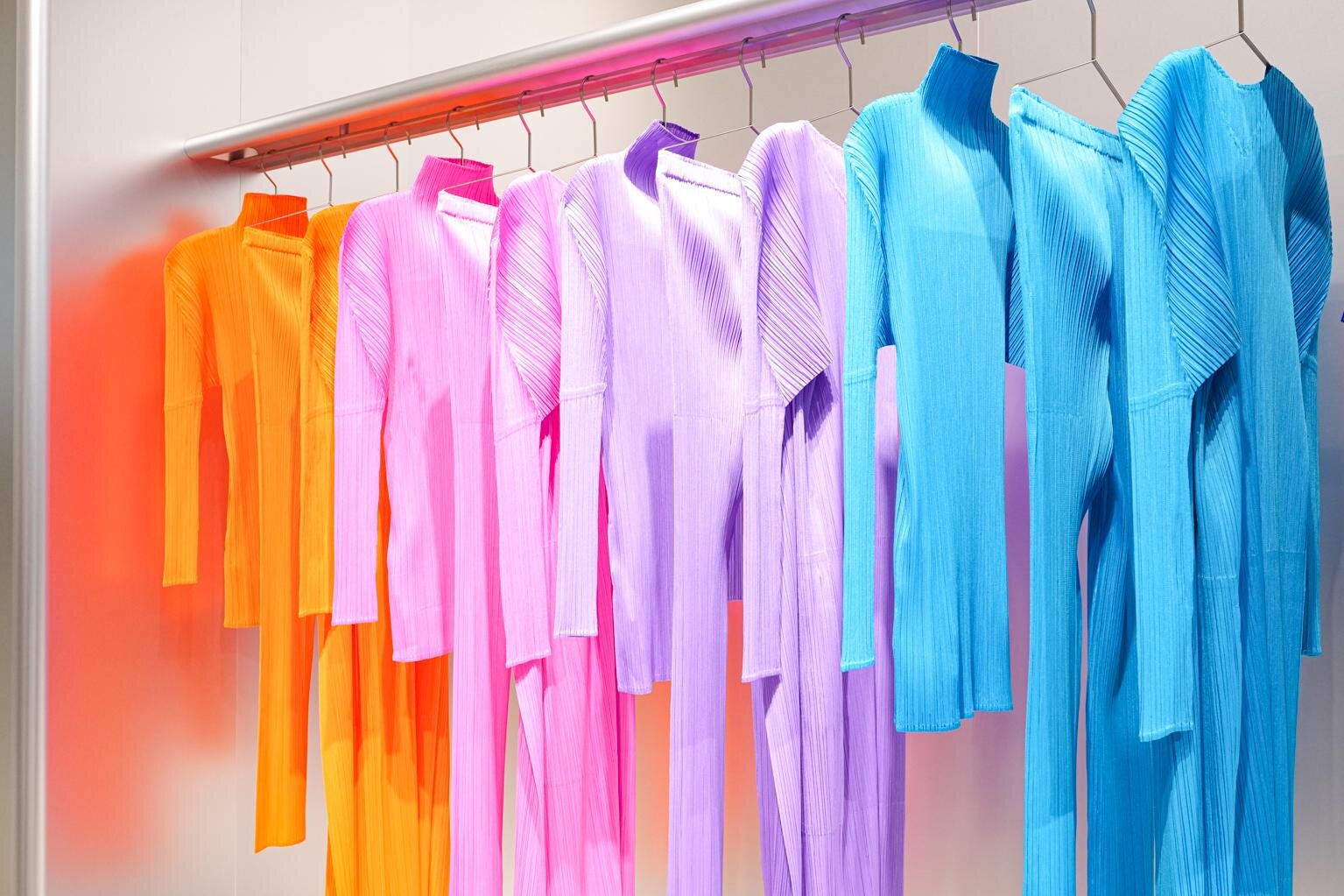 「プリーツ プリーズ イッセイ ミヤケ 青山」移転、インダストリアルな空間で楽しむカラフルなウェア