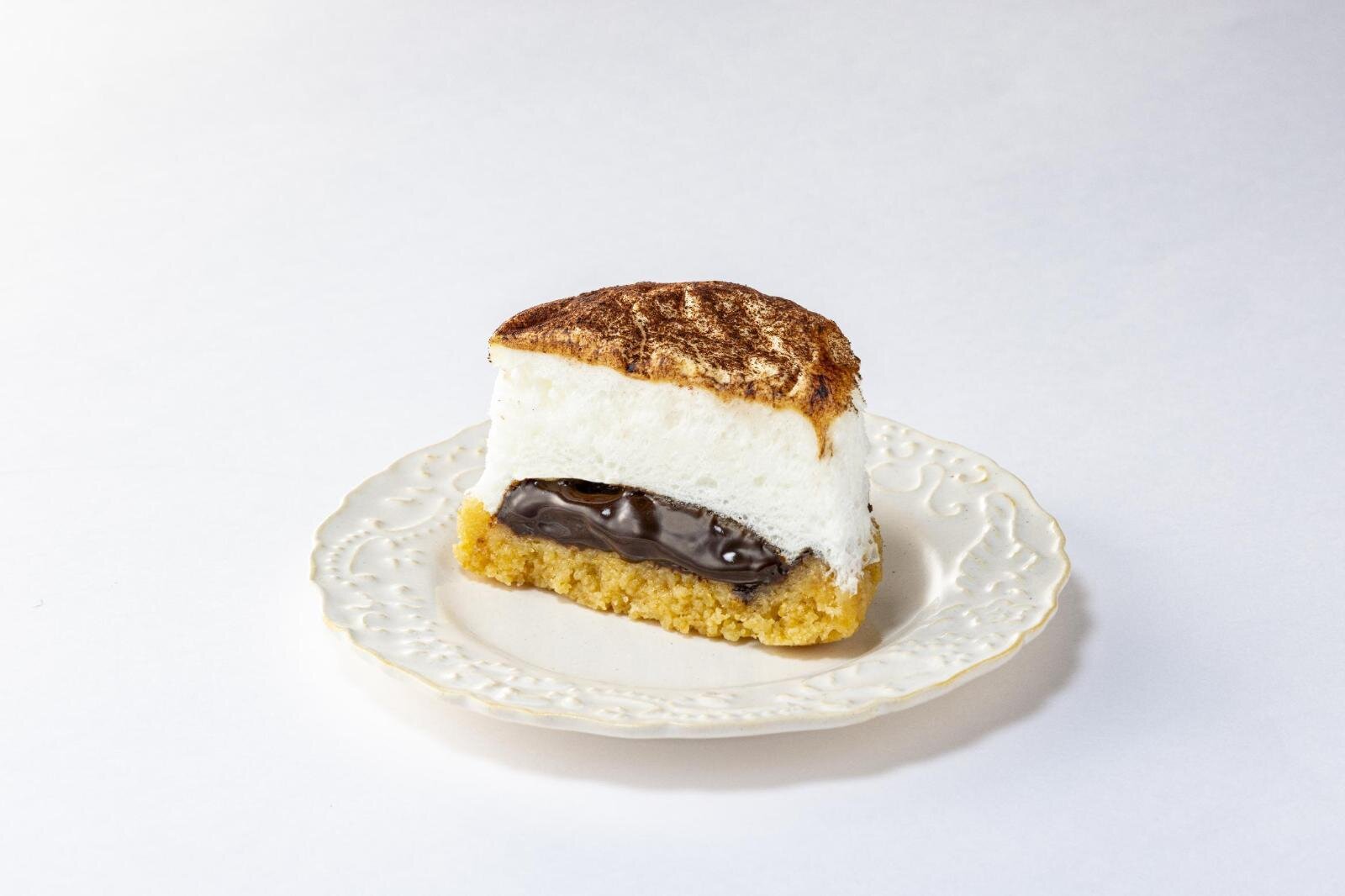 セブン-イレブン「スモア～マシュマロ＆生チョコ～」濃厚生チョコとクッキーの“ザクとろ”食感｜写真3