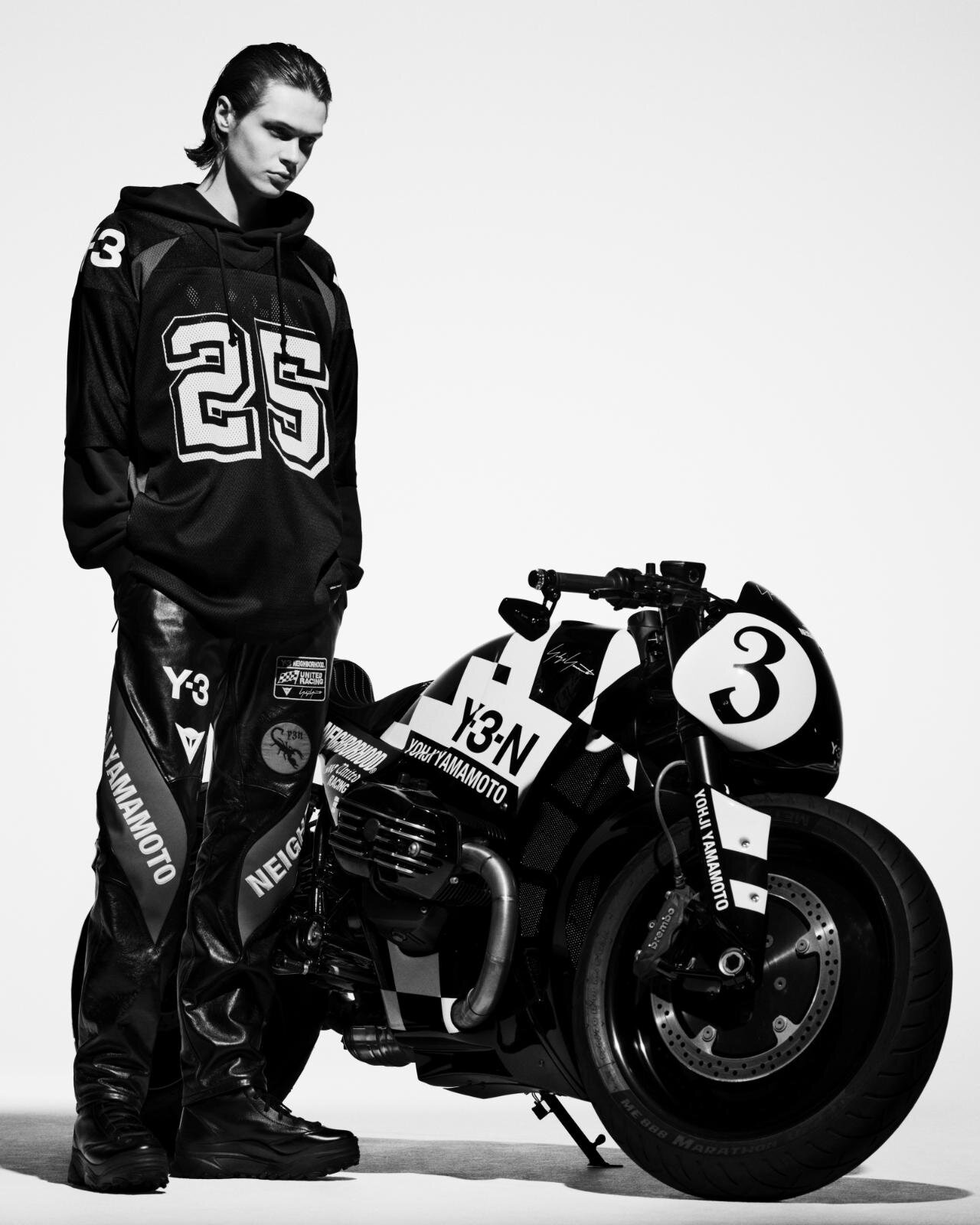 Y-3×ネイバーフッド、コラボロゴ入りスニーカーやモーターサイクルジャケット｜写真85