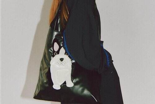 ミュベール「フレンチブルドッグ」のニット＆トートバッグ、異素材ミックスの刺繍アップリケ付き