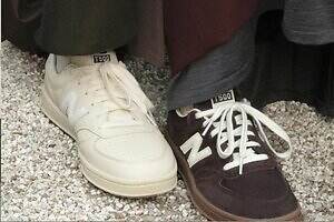 オーラリー×ニューバランス「T500」上品ブラウンやアイボリーで彩るクラシックスニーカー