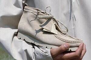 クラークス オリジナルズ「ワラビー」ポスト アーカイブ ファクションと初コラボによるメンズシューズ