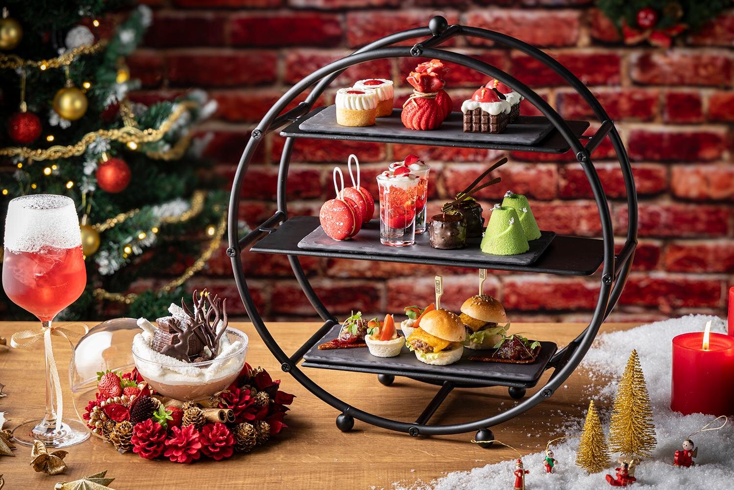 キンプトン新宿東京"サンタの工房"着想クリスマスアフタヌーンティー、"煙突に挟まったサンタ"スイーツ