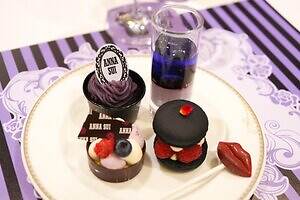 アナ スイ×ザ ストリングス 表参道のハロウィンディナー、“蝶や薔薇で彩る”紫色スイーツ付き