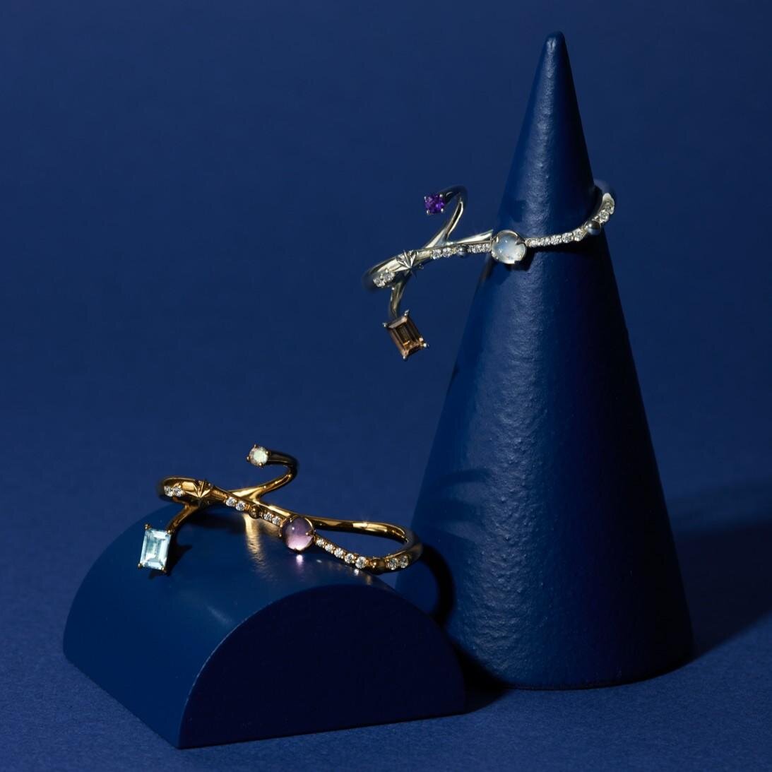 左から)「コズミック ジェム」-ランデヴー- ダブルフィンガーリング(SV925 YG Coating/アメシスト、ブルートパーズ、ラブラドライト、キュービックジルコニア／SV925/フェルスパー、スモーキークォーツ、アメシスト、キュービックジルコニア) 各49,500円＜数量限定＞