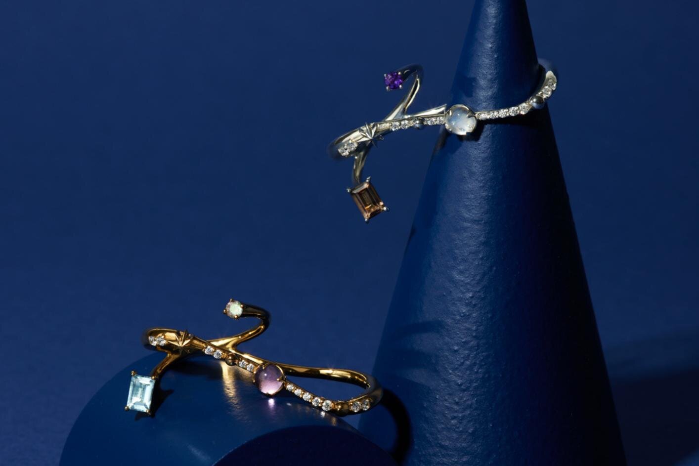 天然石｜ヴァーミリオン25年クリスマスジュエリー、“宇宙船の出会い”着想のダブルフィンガーリング