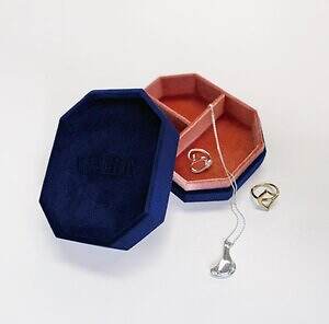 ヴァーミリオン25年クリスマスジュエリー、“宇宙船の出会い”着想のダブルフィンガーリング｜写真6