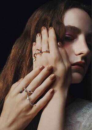 ヴァーミリオン25年クリスマスジュエリー、“宇宙船の出会い”着想のダブルフィンガーリング｜写真2