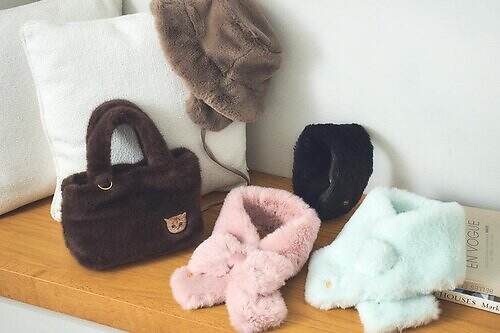 ポール & ジョー アクセソワ“ふわもこファー”のミニバッグ＆ハット、大きなリボン付きマフラーも