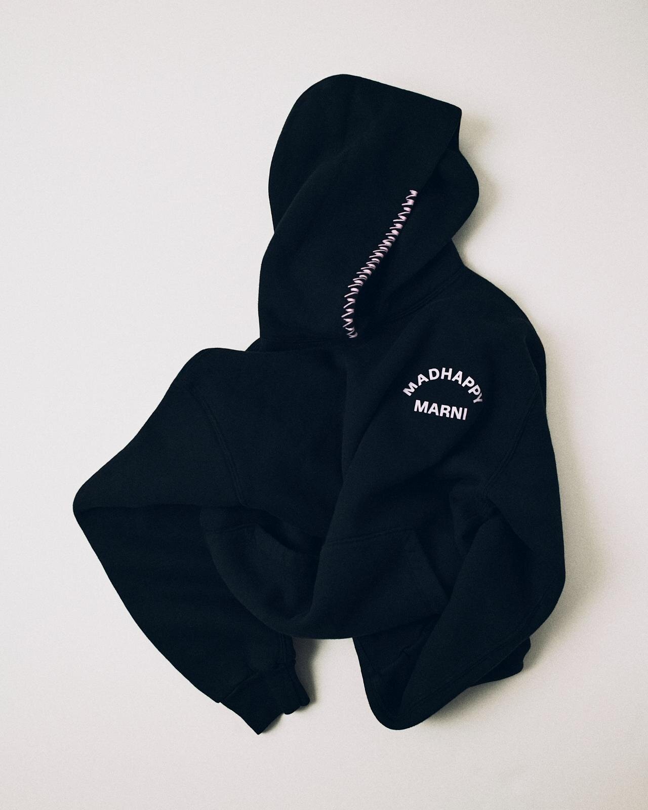 マルニ×マッドハッピーがコラボ、楽観的な動物プリントのTシャツやスウェットフーディ｜写真2