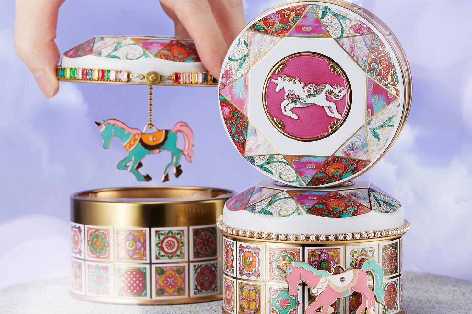 「ユニコーン缶」“レトロ可愛い”タイルを描いた苺ショコラ缶、ユニコーンチャーム付き