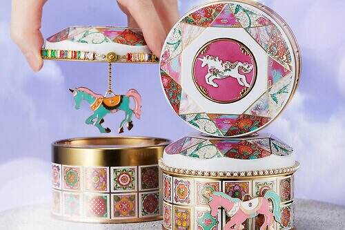 「ユニコーン缶」“レトロ可愛い”タイルを描いた苺ショコラ缶、ユニコーンチャーム付き