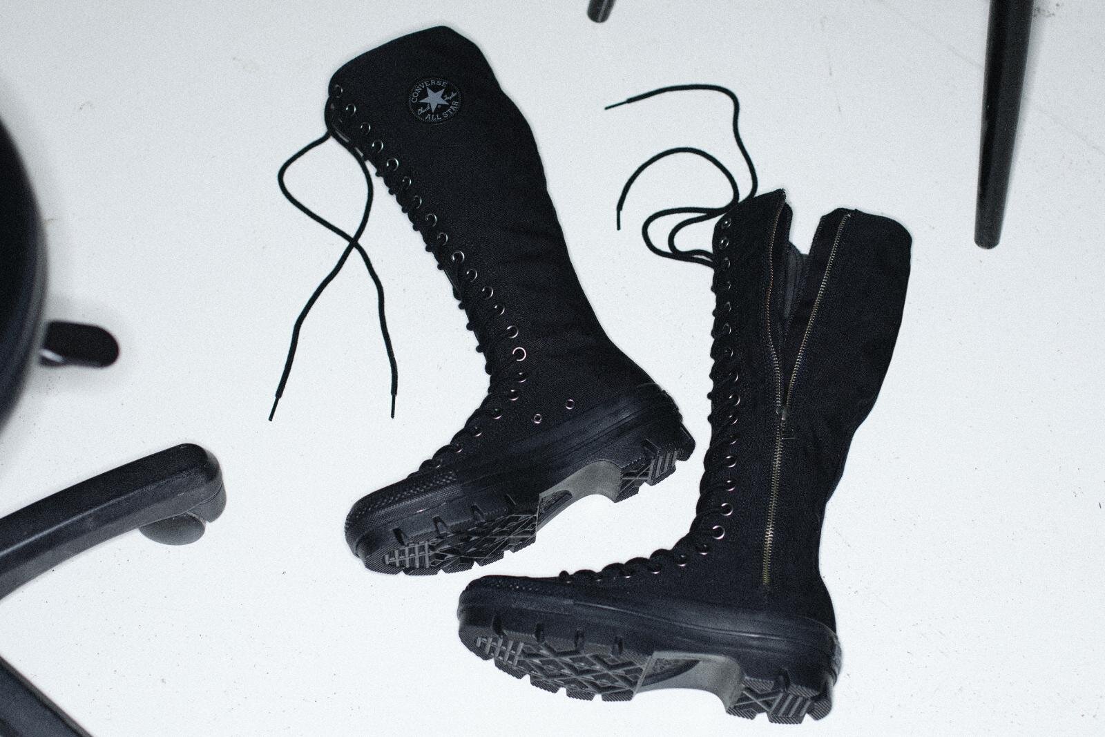コンバース「オールスター」黒スニーカー、ロングブーツ＆白ステッチを配したスクエアトウ