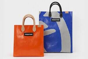 エンダースキーマとフライターグの“一点もの”バッグ、柄が異なるタープ素材＆6色レザーハンドルで