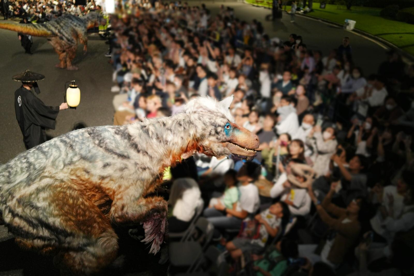 「恐竜大夜行 2025」リアルな恐竜たちが練り歩く夜のパレード、東京国立博物館で｜写真5