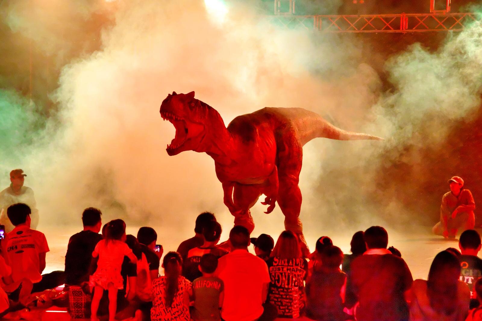 「恐竜大夜行 2025」リアルな恐竜たちが練り歩く夜のパレード、東京国立博物館で｜写真12