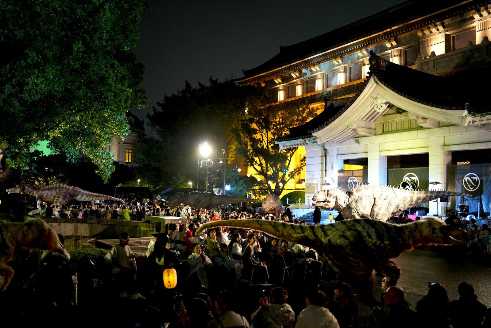 「恐竜大夜行 2025」リアルな恐竜たちが練り歩く夜のパレード、東京国立博物館で｜写真2