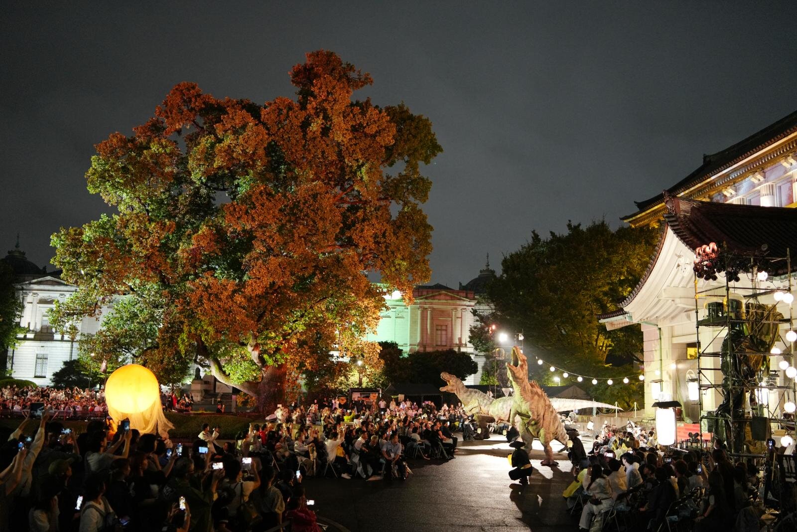 「恐竜大夜行 2025」リアルな恐竜たちが練り歩く夜のパレード、東京国立博物館で｜写真6