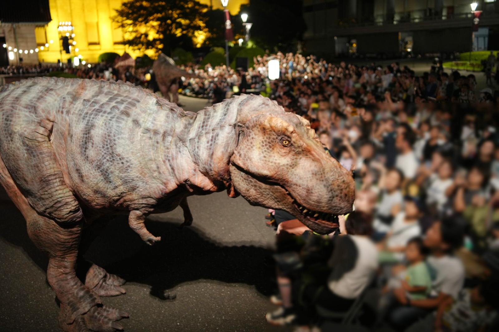 「恐竜大夜行 2025」リアルな恐竜たちが練り歩く夜のパレード、東京国立博物館で｜写真3