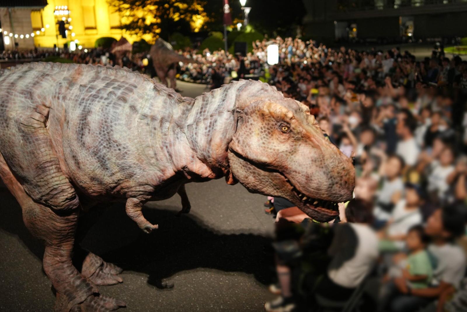 ライブ・コンサート｜「恐竜大夜行 2025」リアルな恐竜たちが練り歩く夜のパレード、東京国立博物館で