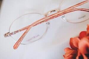 ジルスチュアート25年秋冬アイウェア、"透けカラー×マーブル柄"のフェミニンなメガネ