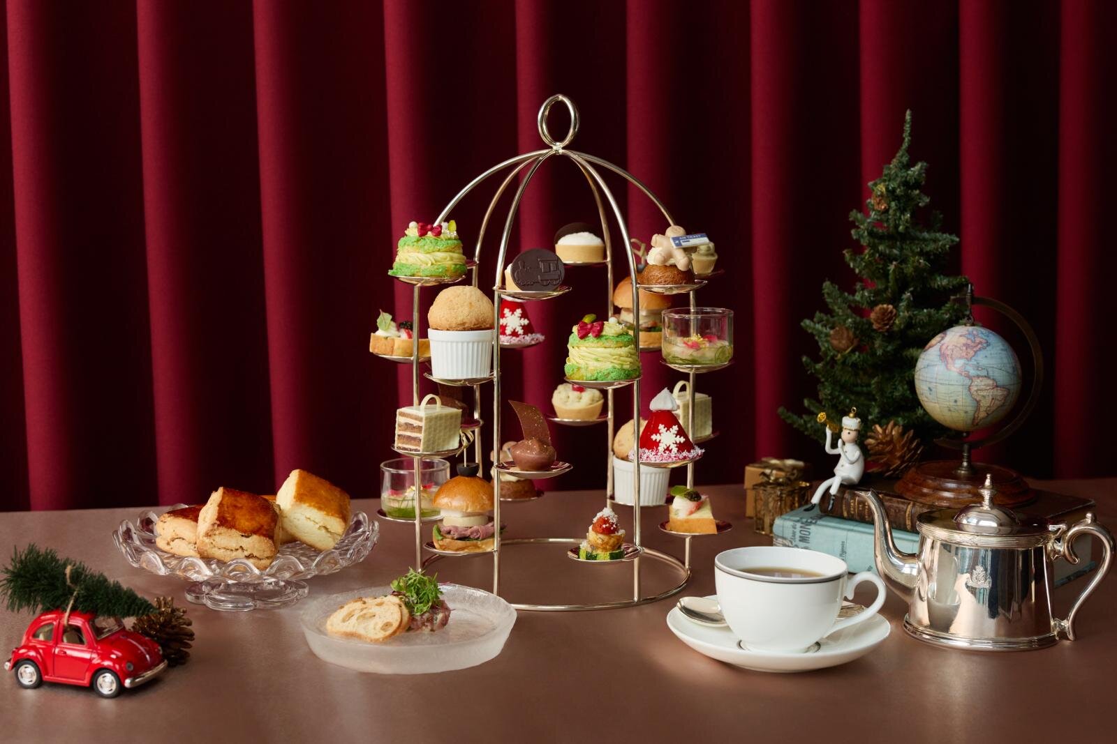 ザ・ペニンシュラ東京「旅」テーマのクリスマスアフタヌーンティー、ホワイトチョコのオペラケーキなど