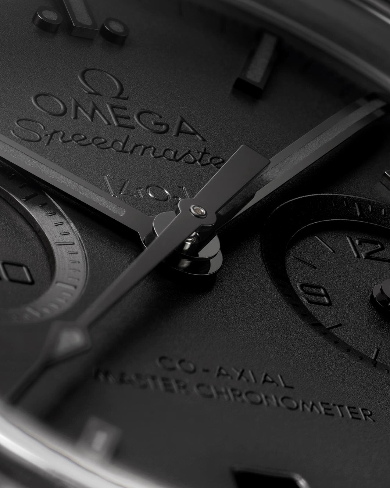 オメガの腕時計「スピードマスター」25年新作、“月面の表裏”が見えるグレーダイアルやオールブラック｜写真30