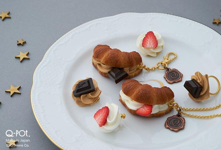 アイテム例： クロワッサン スイーツサンド バッグチャーム 13,200円
クロワッサン スイーツサンド ネックレス 15,400円
ホイップクリーム＆ストロベリー ブローチ 7,700円 ※10月18日(土)発売