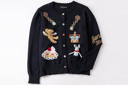 ジェーンマープル"おもちゃ箱"着想ワンピース、うさぎのぬいぐるみ付きカーディガンも