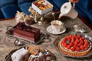 セント レジス ホテル 大阪の25年クリスマスケーキ、"完熟苺"タルトやウイスキー香るマロン×チョコ