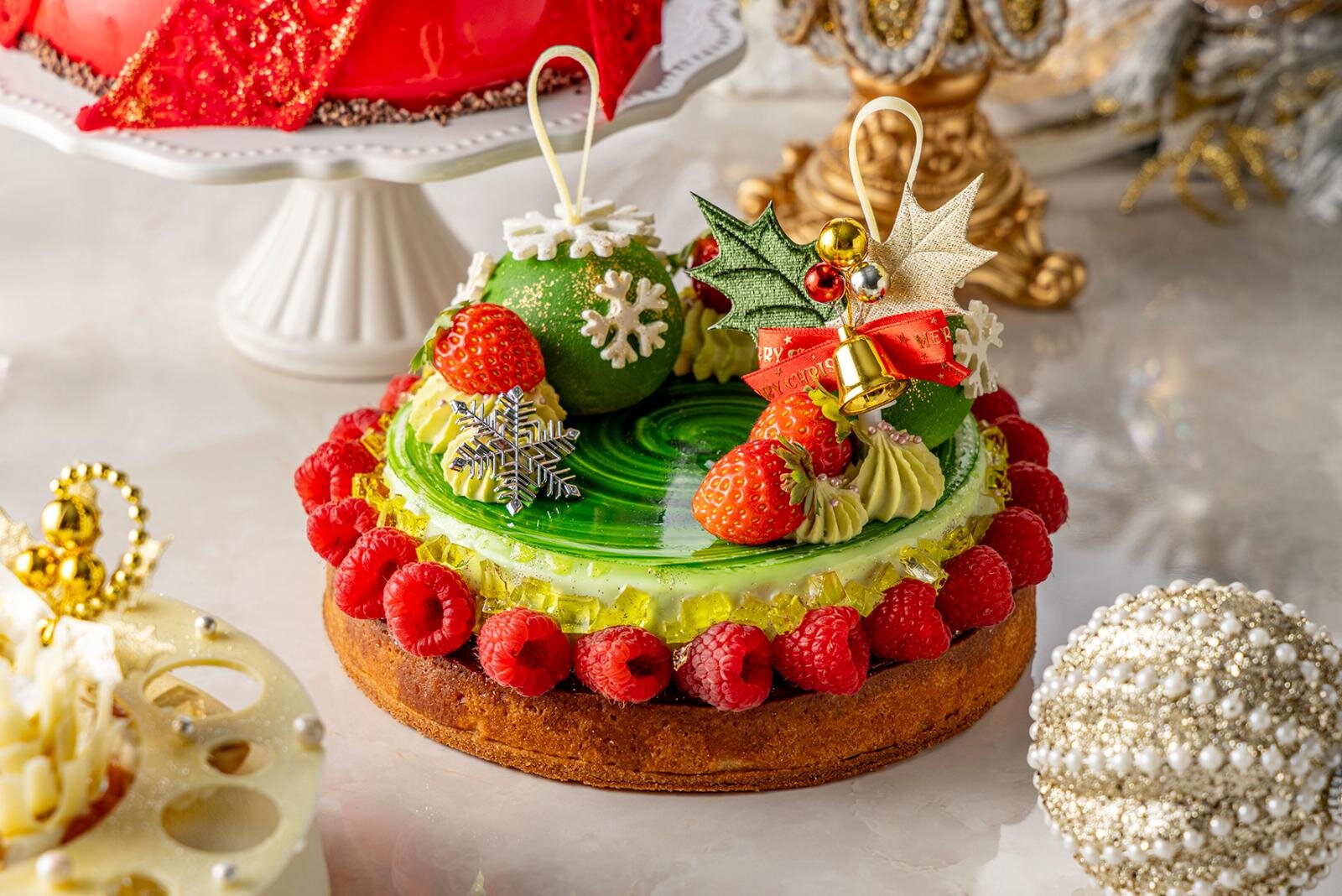 ヒルトン東京の25年クリスマスケーキ、“オーナメント着想”苺チョコムース＆真っ白なリース仕立て