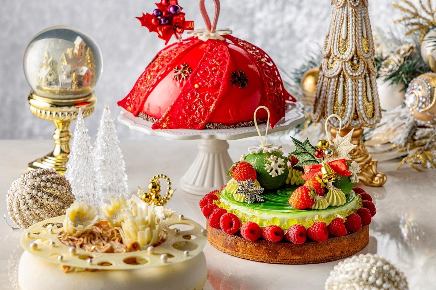 チョコレート｜ヒルトン東京の25年クリスマスケーキ、“オーナメント着想”苺チョコムース＆真っ白なリース仕立て