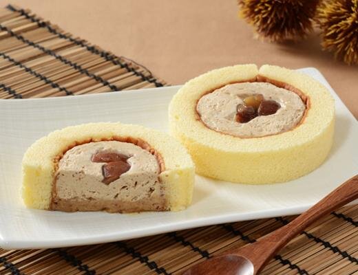 プレミアムロールケーキ 2層のマロン 248円※沖縄地域のローソンでは270円 
