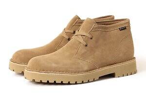 クラークス オリジナルズ×ビームスのシューズ、「デザートブーツ」がゴアテックス搭載ワークブーツに