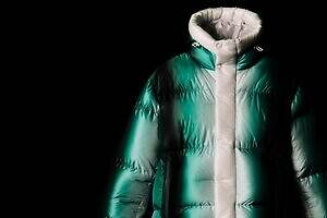 タトラス「漆塗り」着想の25年秋冬ウェア、美グラデーションのダウンジャケットやバッグが銀座店で