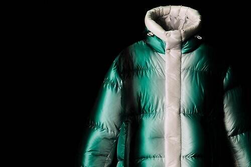 タトラス「漆塗り」着想の25年秋冬ウェア、美グラデーションのダウンジャケットやバッグが銀座店で