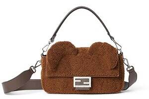 フェンディ“テディベアの耳”つき「バゲット」バッグ、ふわふわ温かなシアリング素材で