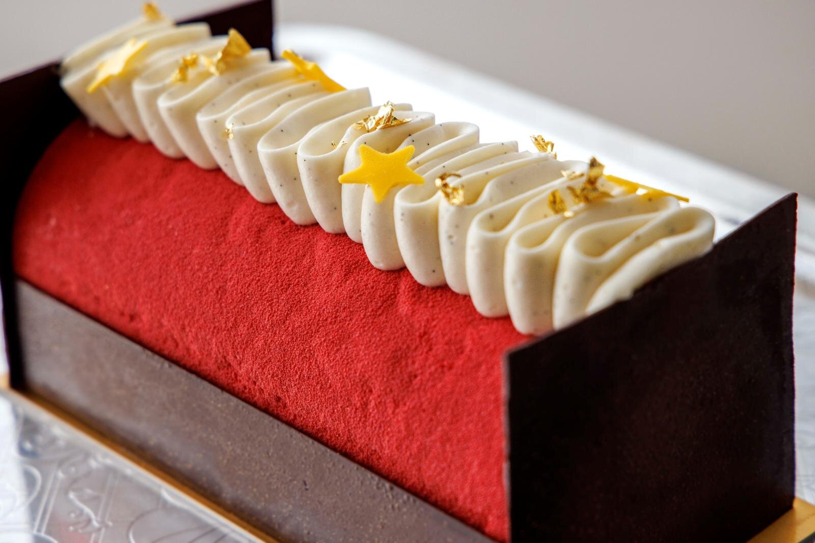 クリスマス｜フォーシーズンズホテル丸の内 東京の25年クリスマスケーキ、“サンタ風”真っ赤なブッシュ ド ノエル